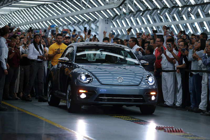 Trabajadores de la fábrica de Volkswagen en Puebla, México celebran los últimos Beetles que construirán jamás.